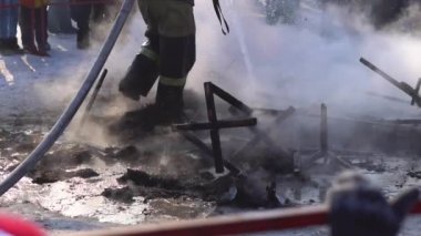 itfaiyeci yangını koyar