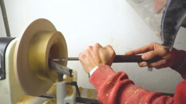 Usta bir Torna tahtaya keskinleştirme