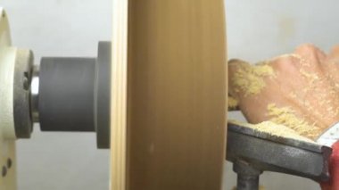 Usta bir Torna tahtaya keskinleştirme