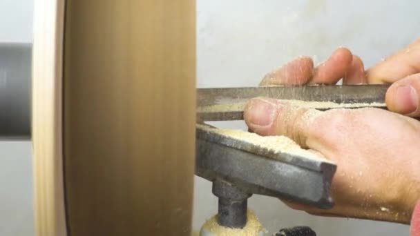 Master ακόνισμα σε ένα ξύλο Τόρνος — Αρχείο Βίντεο