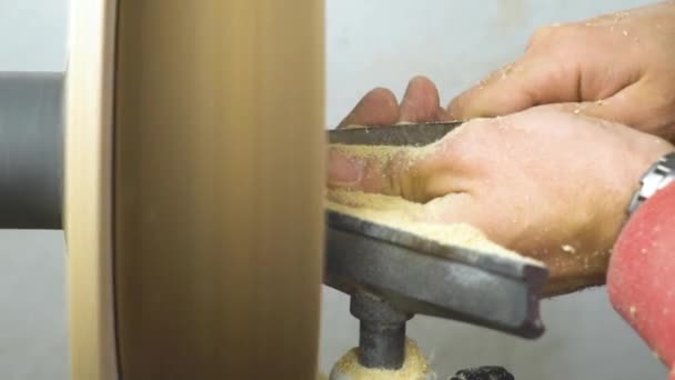 Maestro afilando en un torno de madera — Vídeo de stock