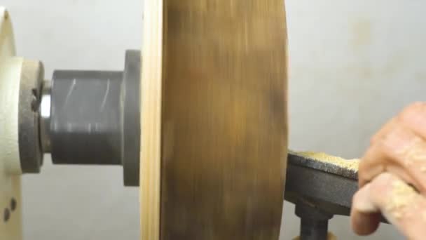 Master sharpening on a lathe wood — Stock Video