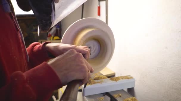 Maestro afilando en un torno de madera — Vídeos de Stock