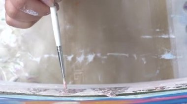 Sanatçı boya resim yağı ile