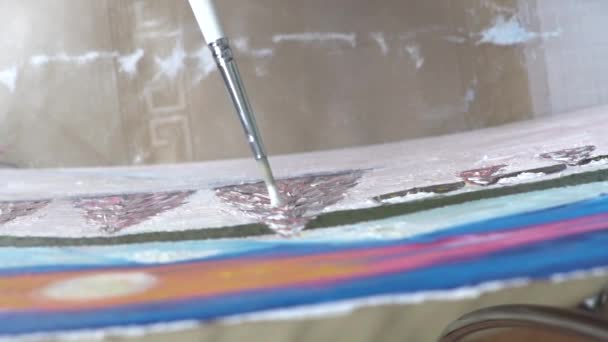 Ο καλλιτέχνης χρωματίζει μια εικόνα με λάδι — Αρχείο Βίντεο