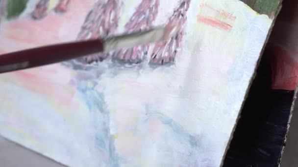 Umělec maluje obraz s olejem — Stock video