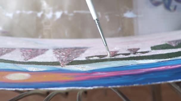 L'artiste peint un tableau à l'huile — Video