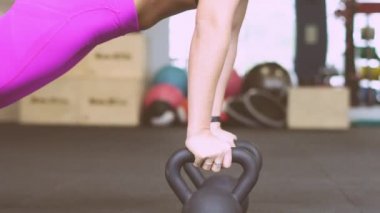 KaIasta yapıyor kızı spor salonunda egzersiz