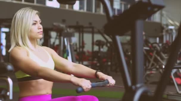 La chica está en el gimnasio — Vídeo de stock