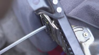 tamirci bir araç koltuk tamir ediyor