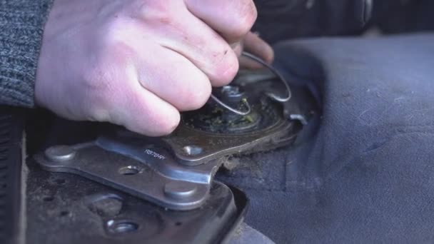 Mechaniker befestigt einen Fahrzeugsitz — Stockvideo