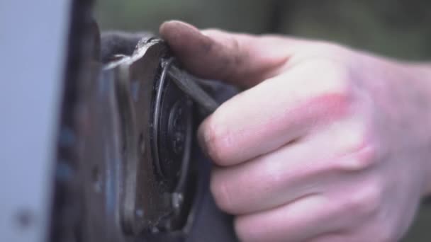 un mécanicien fixe un siège de véhicule 