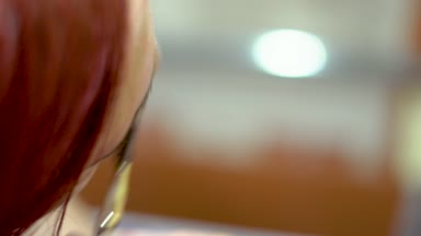 ayna karşısında kız boyalı