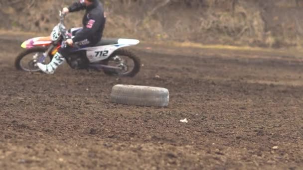 Novokuzneck, Rusland - 21.04.2018: motorcross-wedstrijden — Stockvideo