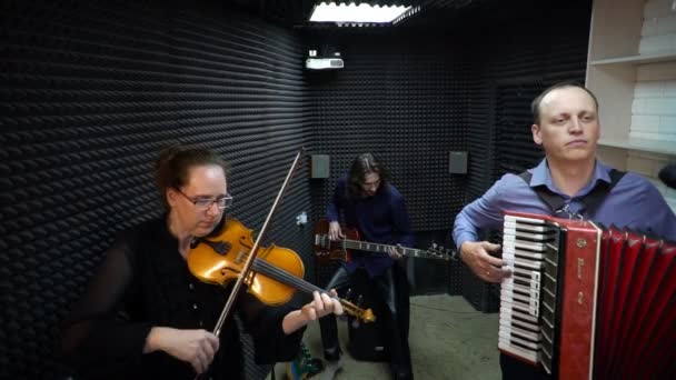 Ryssland, Novokuznetsk, 22.05.2020musiker spelar i en inspelningsstudio — Stockvideo