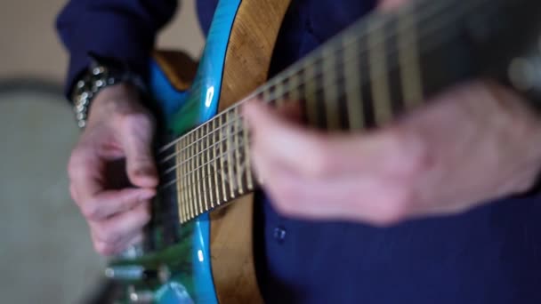 Rusia, Novokuznetsk, 22.05.2020 guitarrista toca la guitarra en el estudio — Vídeo de stock