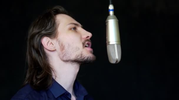 Ein Sänger singt im Tonstudio — Stockvideo