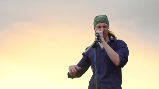 El cantante canta en la calle en el micrófono — Vídeos de Stock