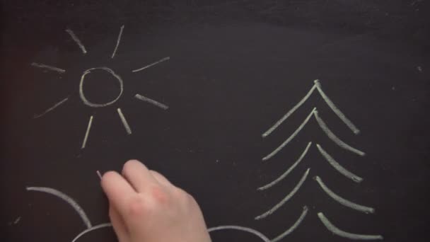 Felice anno nuovo sulla lavagna di gesso. Gesso da disegno. La ragazza disegna il gesso immagine — Video Stock