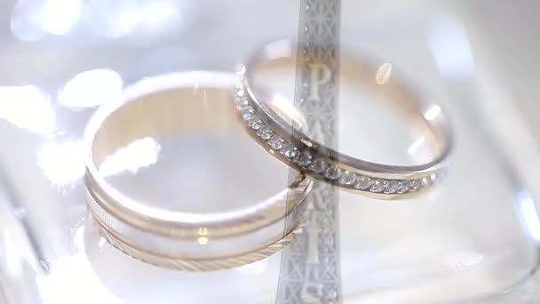 Snubní prsteny na Eiffelovu věž. Symbol Paříže. — Stock video