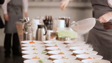 Önce ana yemekler tatlılar. Kutlamalar, tatlılar. Yemekleri güzel tatlılar. Yemekleri tatlılar parlak ayrıntıları