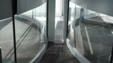 Novosibirsk, Rusya Federasyonu. İnsanlar çok sayıda alışveriş merkezi, ofis veya diğer halka açık bir yerde gelir