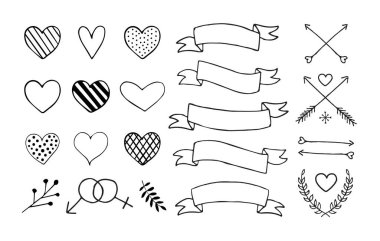 Beyaz arkaplanda izole edilmiş el çizimi elementlerin vektör kümesi. Sevgililer Günü Sevgililer Günü demeti Kalp kurdeleleri ve oklar