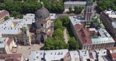 Uçan Pidvalna üzerinde. Sen-ebilmek görmek Dominik Katedrali, Kornyakta kule ve diğer tarihi eserleri.