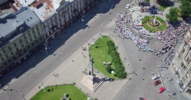 Mickiewicz alanı üzerinde uçan. Lviv merkezi cadde görebilirsiniz. Ayrıca, birçok diğer tarihsel mirasına Liberty Avenue.