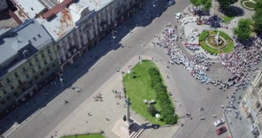 Mickiewicz alanı üzerinde uçan. Lviv merkezi cadde görebilirsiniz. Ayrıca, birçok diğer tarihsel mirasına Liberty Avenue.