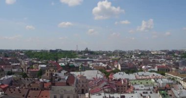 Bir dron Lviv şehir üzerinde kullanarak kuşbakışı span. Videoda gördüğünüz bütün şehir merkezi.