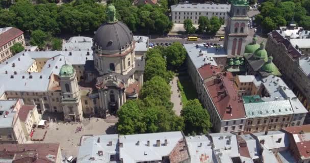 Flying over Pidvalna. You can see the Dominican cathedral, Kornyakta Tower and other historic sites. — Stockvideo