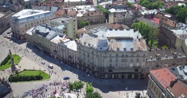 Mickiewicz alanı üzerinde uçan. Lviv merkezi cadde görebilirsiniz. Ayrıca, birçok diğer tarihsel mirasına Liberty Avenue. — Stok video