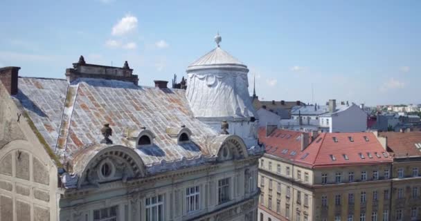 Flying over the area Mickiewicz. You can see the central avenue of Lviv. Also, many other historical heritage of Liberty Avenue. — Stock Video