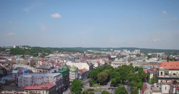 Span bird 's eye usando un drone sopra la città di Leopoli. Nel video è possibile vedere tutto il centro della città . — Video Stock