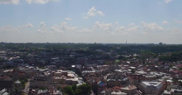 Span bird 's eye usando un drone sopra la città di Leopoli. Nel video è possibile vedere tutto il centro della città . — Video Stock