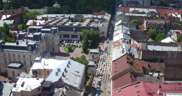La travée du Palais Potocki à Lviv. Encerclée au-dessus du centre-ville depuis le vol de l'oiseau . — Video
