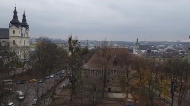  Lviv Antik şehir en güzel manzaralarından birini görüyoruz. kuşbakışı anket. Havadan çekim güzel yerleri gösterir. Kule, kilise, katedral ve şehir merkezini görüyoruz.