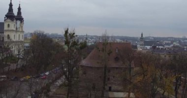  Lviv Antik şehir en güzel manzaralarından birini görüyoruz. kuşbakışı anket. Havadan çekim güzel yerleri gösterir. Kule, kilise, katedral ve şehir merkezini görüyoruz.