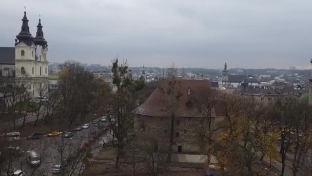 Vediamo uno dei più bei panorami dell'antica città di Leopoli. sondaggio condotto vista a volo d'uccello. Le riprese aeree mostrano posti bellissimi. Vediamo la torre, la chiesa, la cattedrale e il centro della città . — Video Stock