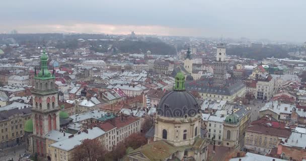 Vidíme, že jeden z nejkrásnějších pohledů v starověké město Lvov. pohled z ptačí perspektivy sociologického průzkumu. Letecké Střílečky ukazuje krásných míst. Vidíme věž, kostel, katedrála a centrum města. — Stock video