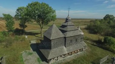 Kuş Uçuş castle yakınındaki küçük bir ahşap kilise