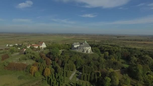 Luchtfoto schieten van het kasteel van Olesko — Stockvideo