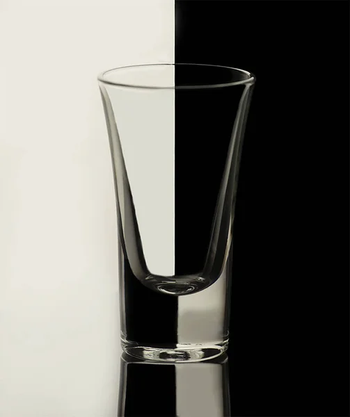 Glas på svart bakgrund — Stockfoto