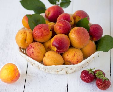 Kayısı masada kapta