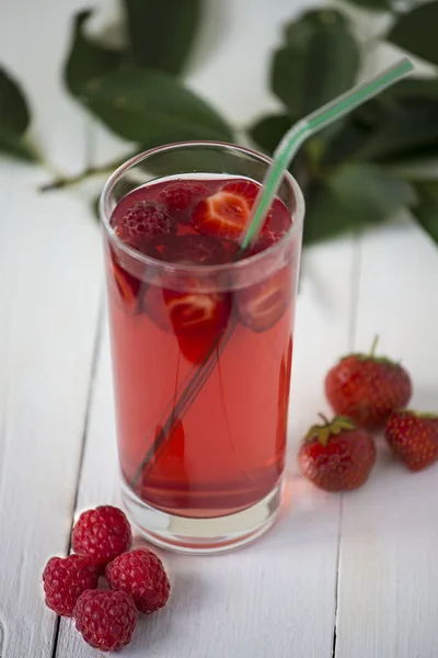 Suyu ve masanın üzerine çilek