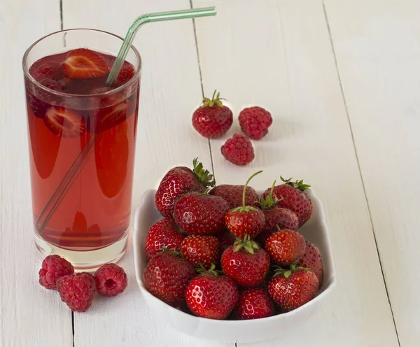 çilek beyaz zemin üzerine