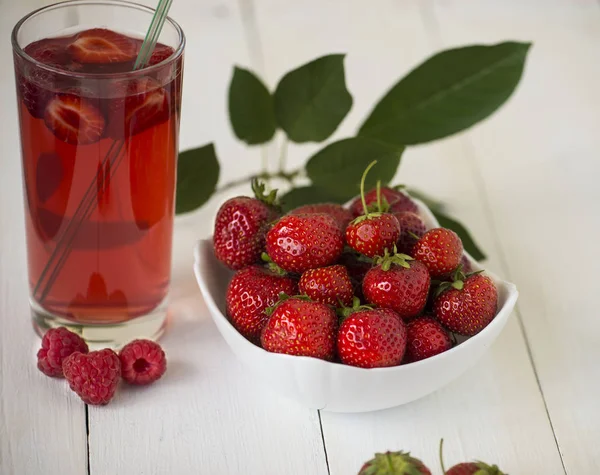 çilek ve meyve suyu