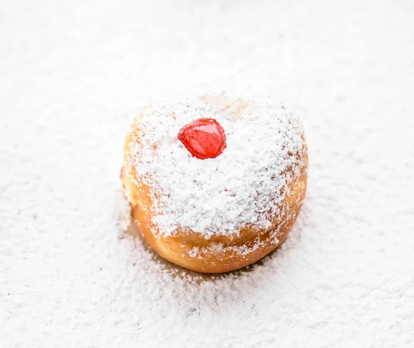 Donut op een achtergrond van witte suiker poeder. — Stockfoto