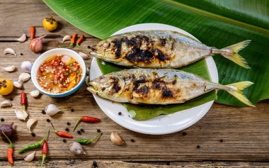 ızgara balık baharatlı sos ile